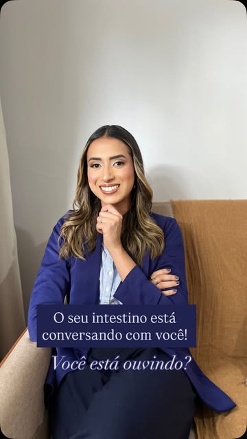 Thamiles Luz em seu consultório, durante gravação de conteúdo sobre saúde